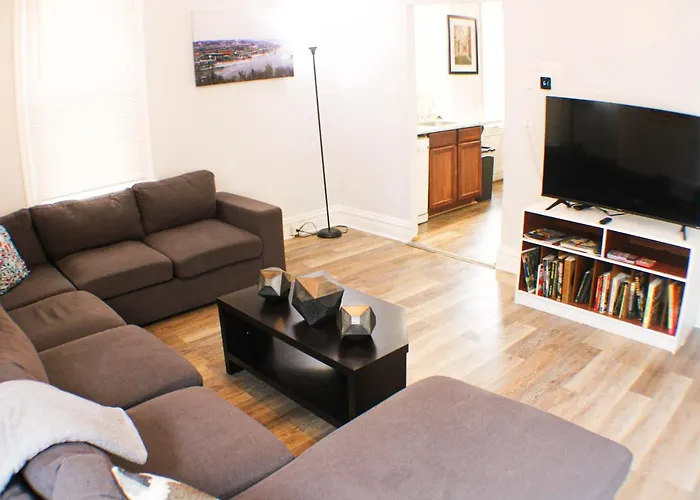 2 Bedroom - Off Street Parking - Amazing View Nearby