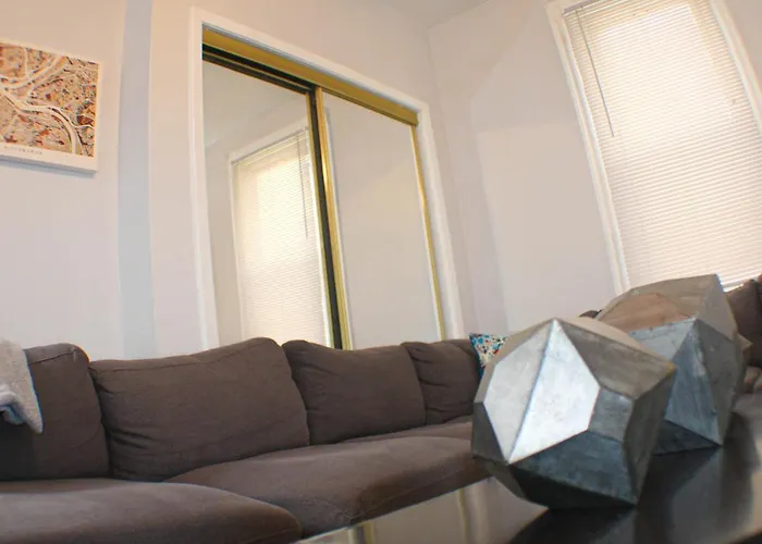 2 Bedroom - Off Street Parking - Amazing View Nearby